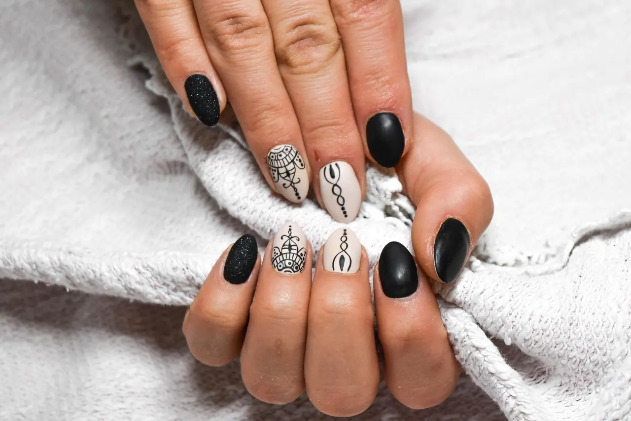 hand, nail, thumb, leather, manicure, nails, nail polish, nails hybrid, toiletry bag, painted, varnishing, woman, lacquer, hybrid lacquer, care, nail, manicure, nails, nails, nails