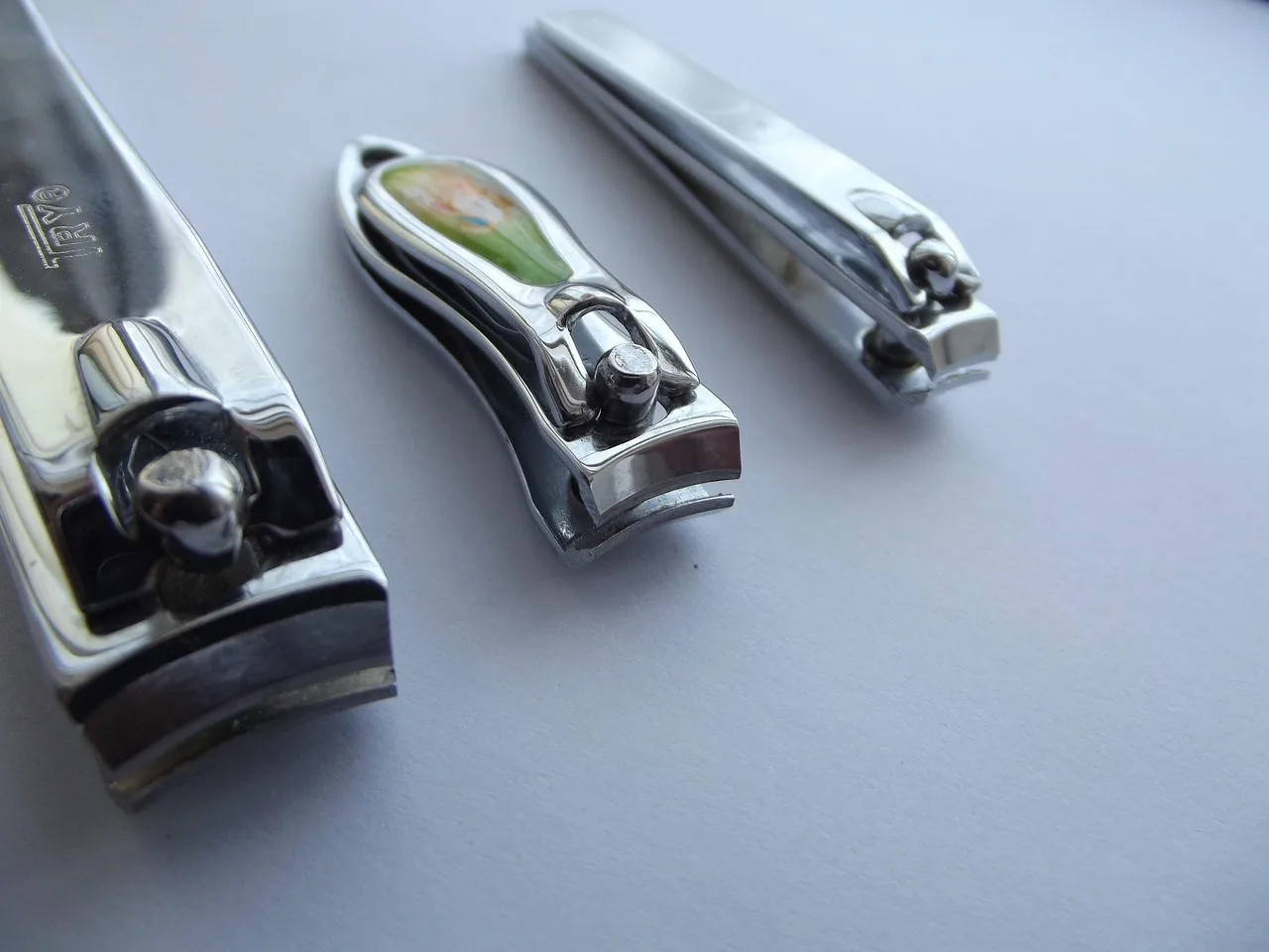 nail clippers, cut nails, nail scissors, court, hygiene, care of the body, nail, bathroom, nail clippers, nail clippers, nail clippers, nail clippers, nail clippers, cut nails. The cost of nail salon equipment, new and second-hand